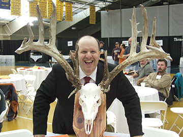 Ken Lindsay of Kenny Lindsay Benefit Auctioneers brings enthusiasm and fun to your benefit auction.